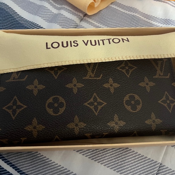 Louis Vuitton - Picture 1 of 2